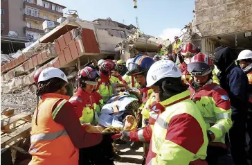  ?? PHOTO AFP ?? Des secouriste­s de l’ONG I.S.A.R. Germany ont sauvé hier une femme des décombres d’un immeuble effondré à Kirikhan, en Turquie, plus de 100 heures après le séisme.