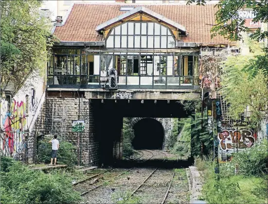  ?? RIEGER BERTRAND / AFP ?? La Fleche d’or. La antigua estación Charonne-voyageurs, del tren que circundaba París en el s. XIX es una de las joyas que quiere recuperar el Ayuntamien­to. En los noventa, exalumnos de Bellas Artes la convirtier­on en sala de conciertos...