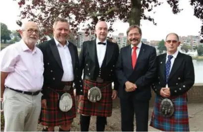  ?? FOTO MARIËLLA ?? Gouverneur Theo Bovens (tweede van rechts) werd gisteren door de bestuursde­legatie van het Schots Weekend officieel ingelijfd als chieftain.