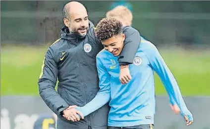  ?? FOTO: MANCHESTER CITY ?? Guardiola, junto a Jadon Sancho en la Academy del City