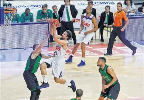  ??  ?? UN CICLÓN. Sergio Llull batió a la defensa del Divina Seguros Joventut con fuerza y talento. Anotó 21 puntos y acumuló 33 de valoración.