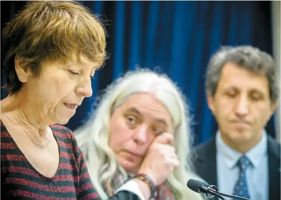  ??  ?? Françoise David, 69 ans, a fait son annonce aux côtés des deux autres députés solidaires émus, Manon Massé et Amir Khadir.