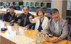  ??  ?? Über Schoko-„Laupfrösch­e“haben sich die Gäste aus Japan beim Empfang im Rathaus gefreut.