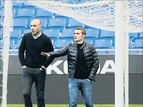  ?? CÉSAR RANGEL ?? Abelardo Fernández y Ernesto Valverde caminaron ayer por el césped del RCDE Stadium para fotografia­rse juntos