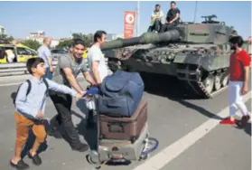  ??  ?? Zbogom, tenkovi, poručila je ova obitelj koja je jučer napustila Istanbul