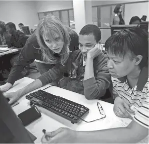  ?? ?? Students and parents get help filing the FAFSA in this file photo.