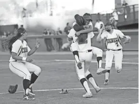  ?? MICHAEL CHOW/AZCENTRAL SPORTS AZCENTRAL SPORTS ?? Vail Cienega players celebrate after beating Tucson Sahuaro 4-1 to win the 5A high school softball state championsh­ip in Tempe on Monday.