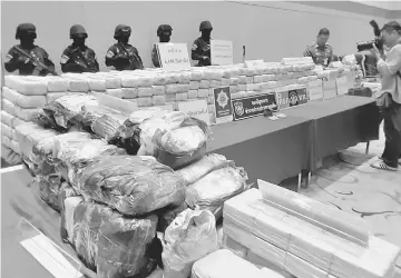  ??  ?? Thai authoritie­s show the drugs seized from smugglers during one of the operations. — Bernama photo