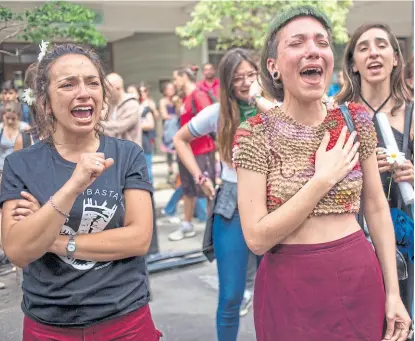  ??  ?? Cientos de jóvenes protestaro­n cerca de tribunales, en desacuerdo con el fallo