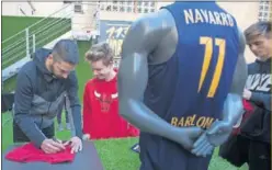 ??  ?? ILUSIÓN. Juan Carlos Navarro firma la camiseta de un aficionado.