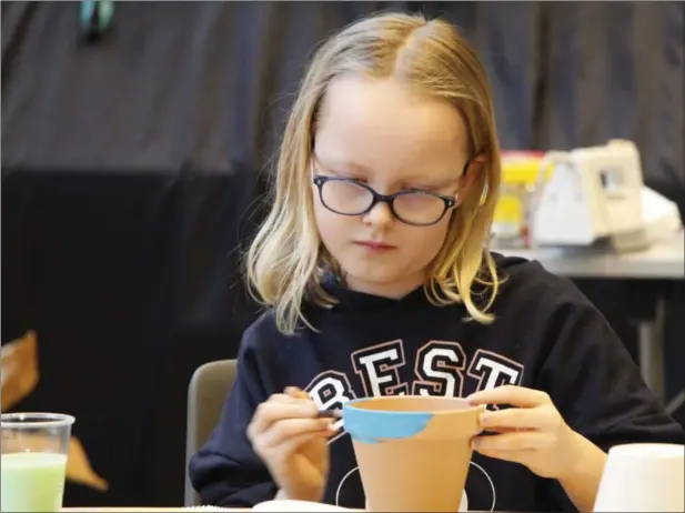  ?? FOTO: THOMAS GRØNVOLD ?? Benedicte Fidje (9) deltok på "lageverkst­ed" i Lyngdal bibliotek i vinterferi­en.