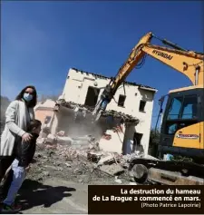  ?? (Photo Patrice Lapoirie) ?? La destructio­n du hameau de La Brague a commencé en mars.