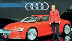  ??  ?? La Cancellier­a Angela Merkel al Salone di Francofort­e in un’immagine di archivio del 2009