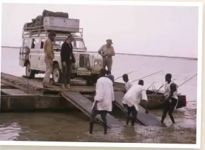  ??  ?? Crossing the Niger river at GourmaRhar­ous, just east of Timbuktu, 1971