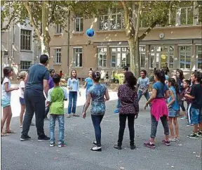  ??  ?? Dans une école de Lyon, lors de la mise en place des activités périscolai­res.