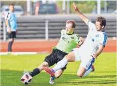  ?? FOTO: GÜNTER KRAM ?? Nach einer tollen Serie stoppte die U23 des VfB Friedrichs­hafen (rechts) den SV Oberteurin­gen. Am Mittwoch kommt nun Spitzenrei­ter Achberg zum Topspiel.