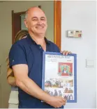  ?? (Marc Israel Sellem) ?? OUTGOING ‘JERUSALEM REPORT’ editor Ilan Evyatar holds a farewell gift from the staff of the ‘Post’ and ‘Report’ on Monday.