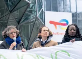  ?? JÉRÉMY PAOLINI/ABACA ?? Marie Toussaint (à gauche), le 28 mars, à la Défense.