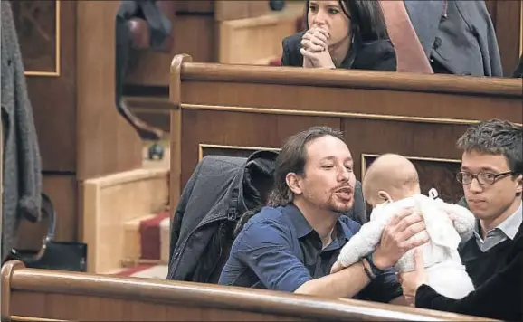  ?? DANI DUCH ?? El bebé pasó de brazo en brazo entre su madre, Íñigo Errejón y el líder de Podemos, Pablo Iglesias