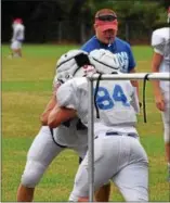  ??  ?? Saratoga Springs linemen practice getting to the quarterbac­k during practice on Tuesday.