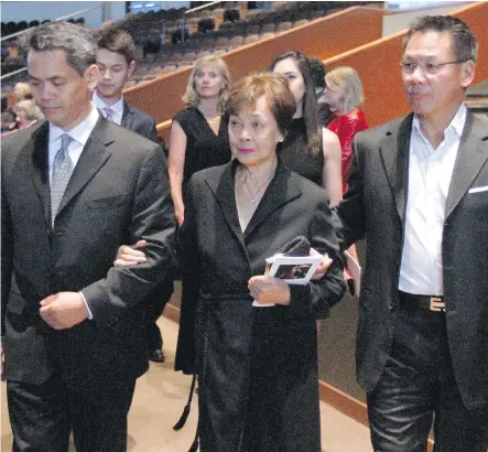  ?? JIM WELLS ?? The Kwong family enters the state memorial for former Lt.-Gov. Norman Kwong at First Alliance Church.