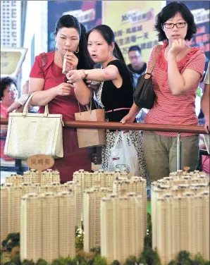  ?? PROVIDED TO CHINA DAILY ?? A property project by Country Garden Holdings Co Ltd in Zhenjiang, Jiangsu province, attracts homebuyers.