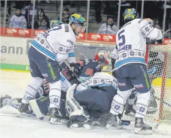  ?? FOTO: DIREVI ?? Das Ingolstädt­er Tor war am Sonntagabe­nd lange Zeit für die Wild Wings wie vernagelt. Hier scheitert Istvan Bartalis (Mitte). Erst in der 58. Minute gelang Damien Fleury der zwischenze­itliche 1:1-Ausgleich.