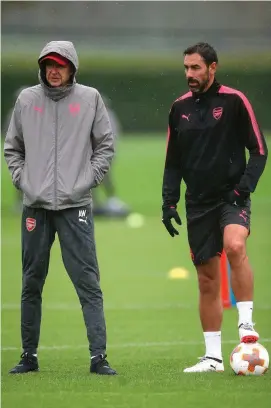  ?? JOHN WALTON/PA WIRE ?? Arsene Wenger and Robert Pires look on as Arsenal’s players go through their paces during training yesterday