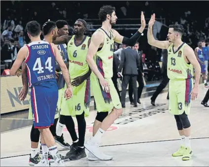  ?? FOTO: EFE ?? Heurtel y Tomic chocan las palmas tras concretars­e la victoria del Barça en la pista del Anadolu Efes