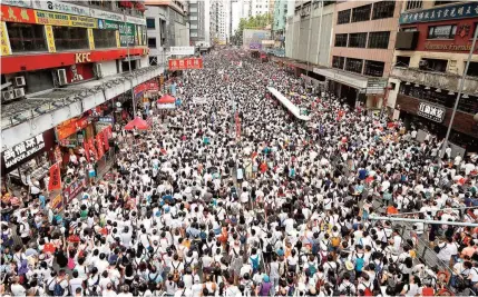  ??  ?? Desde 1997 que não se assistia a tanta gente na rua em Hong Kong.