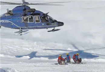  ??  ?? Der Polizeihub­schrauber setzt Hunde und Menschen auf dem Nebelhorn bei Oberstdorf ab.