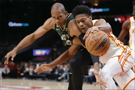  ?? ALEX SLITZ — THE ASSOCIATED PRESS ?? Boston Celtics center Al Horford, left, and Atlanta Hawks forward De’Andre Hunter battle for the ball during the second half of a game Saturday night in Atlanta. The Celtics held on for the victory.
