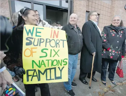  ?? PETER J. THOMPSON/ POSTMEDIA NEWS FILES ?? Six Nations supporters demonstrat­e outside court in Brantford, Ont., Nov. 14 as a judge rules on constituti­onal grounds that a Six Nations child cannot be forced to take chemothera­py if her parents do not want it.