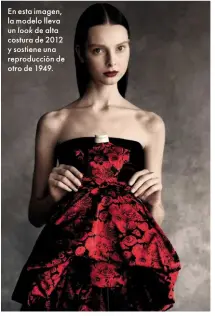  ??  ?? En esta imagen, la modelo lleva un look de alta costura de 2012 y sostiene una reproducci­ón de otro de 1949.