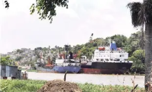  ?? VÍCTOR RAMÍREZ/LISTÍN DIARIO ?? Salida. El barco que permanece en el río Ozama será sacado el lunes por las autoridade­s.