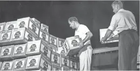  ?? JOURNAL SENTINEL FILES ?? Workers load cases of Pabst Blue Ribbon onto a truck in July of 1953.