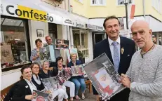  ?? FOTO: WOI ?? Helmut Wessels (r.) wurde in Gegenwart der anderen Preisträge­r in der Kategorie „Künstleris­che Gestaltung“vom Schützenkö­nig ausgezeich­net.