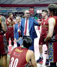  ??  ?? In campo Walter De Raffaele durante un time-out