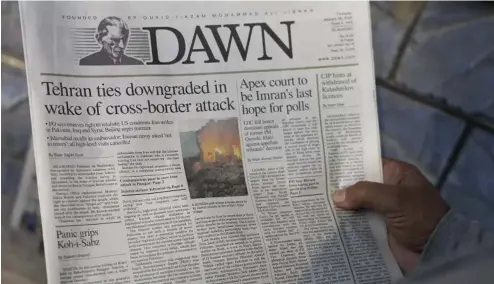  ?? ?? Un journal du matin couvrant l'attaque de l'Iran, dans un kiosque à Islamabad, Pakistan, jeudi 18 janvier 2024.