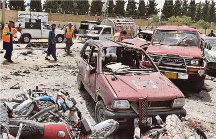  ?? REUTERS PIC ?? Members of a bomb disposal unit surveying the site after a suicide blast in Quetta, Pakistan, yesterday.