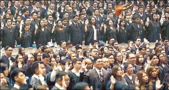  ?? MIGUEL DE GUZMAN ?? Passers of the 2017 Bar take their oath before Supreme Court justices during a ceremony at the Philippine Internatio­nal Convention Center in Pasay City yesterday. A total of 1,724 took their oath as new lawyers.