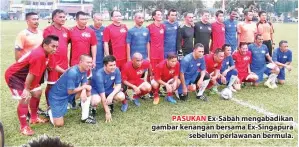  ??  ?? PASUKAN Ex-Sabah mengabadik­an gambar kenangan bersama Ex-Singapura sebelum perlawanan bermula.