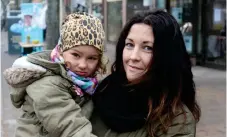  ??  ?? LYSSNADE.PÅ plats var Sofia Linder och dottern Nira, 3 år.
