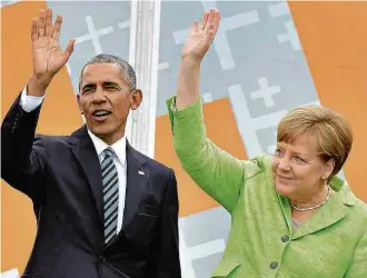  ?? John MacDougall/AFP ?? » RECADO A TRUMP O ex-presidente dos EUA Barack Obama acena ao lado da alemã Angela Merkel, em evento em Berlim; ‘não podemos nos esconder atrás de muro’, disse