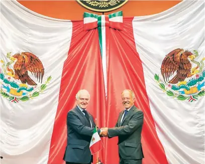  ?? ?? El presidente de la Cámara mexicana, Santiago Creel y el decano de Derecho de la UCM, Ricardo Alonso