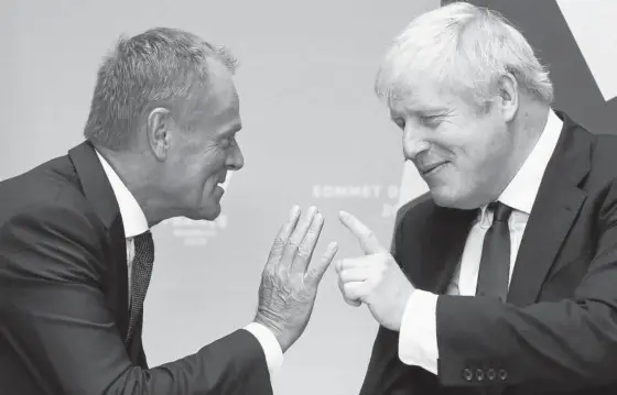  ?? Foto: Efe ?? Expresivos gestos en una conversaci­ón entre Donald Tusk y Boris Johnson en la pasada cumbre del G-7 en Biarritz.
