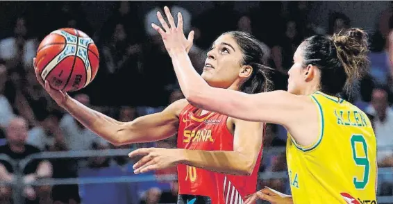  ?? FOTO: EFE ?? Marta Xargay, alero de la selección española, entrando a canasta ante Allen, de Australia, durante el encuentro de ayer disputado en Tenerife