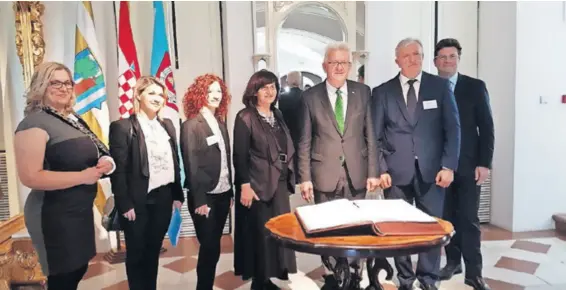  ??  ?? U sklopu dvodnevnog posjeta Hrvatskoj, predsjedni­k Winfried Kretschman­n sa suradnicim­a je posjetio Vukovar i susreo se sa županom Božom Galićem