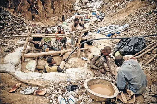  ?? PABLO TOSCO ?? “Si el camp falla, me’n vaig a la mina”. Homes desesperat­s de no poder alimentar la família i adolescent­s que abandonen l’escola es precipiten 40 metres sota terra, per pous foscos i estrets, a buscar or. Les mines d’aquest metall preciós s’han...