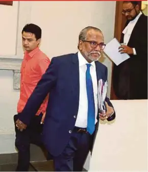  ?? PIC BY MOHD YUSNI ARIFFIN ?? Tan Sri Muhammad Shafee Abdullah leaving the High Court after proceeding­s yesterday.